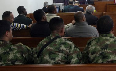 La norma igualmente permite a la Fiscalía solicitar que se revoquen las medidas de aseguramiento que tengan militares procesados por hechos cometidos en el conflicto o que sean sustituidas por una medida no restrictiva de la libertad. Colprensa