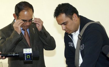 La libertad del general Jaime Humberto Uscátegui (a la izquierda) es la primera concedida a un alto oficial acogido a la JEP. Colprensa