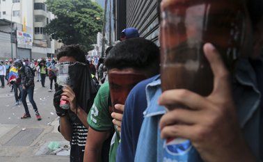 Una veintena de personas resultaron lesionadas el jueves durante las protestas. AP
