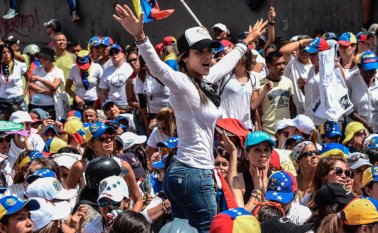Varias mujeres mostraron los senos en señal de protesta. "No tenemos escopetas, nuestras armas son las tetas", gritaban a los militares. AFP