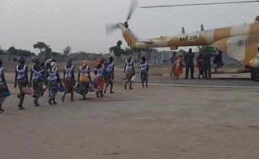 Esta imagen proporcionada por el Comité Internacional de la Cruz Roja (CICR) muestra a algunas de las 82 chicas salvadas Chibok dirigiéndose hacia un helicóptero del Ejército nigeriano, en una base militar en el estado de Borno. AFP