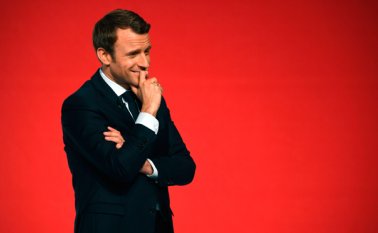 Emmanuel Macron promete ir más allá de los partidos tradicionales, de derechas e izquierdas, para crear una nueva mayoría de centro en las legislativas de junio. AFP