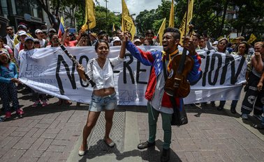 Las manifestaciones ya dejan 36 muertes, incluida la de un violinista de 18 años que fue homenajeado este domingo. AFP
