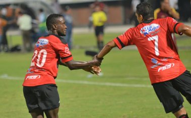 Stiven Mendoza celebra su gol, segundo del Cúcuta frente a Tolima, con Jairo Patiño.  Archivo