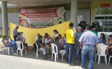 Mientras los sindicatos piden pacíficamente que se garantice la prestación del servicio de salud, los grupos armados lo hacen por las malas. Archivo