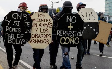 118 personas han sido presentadas ante tribunales castrenses en Carabobo y 19 en Falcón, de las cuales 73 han sido encarceladas, acusadas de "rebelión". AFP