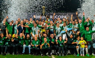 Atlético Nacional levantó el trofeo del campeón de la Recopa Suramericana, AFP