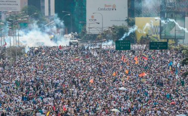 La oposición convocó la marcha para exigir elecciones generales y rechazar la convocatoria de Maduro a una Asamblea Nacional Constituyente "popular". AFP