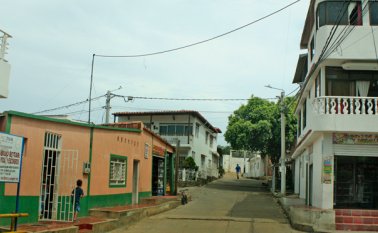 El año pasado, Scalabrini, Brisas de los Molinos, Juana Rangel de Cuéllar, Alonsito, recibieron la legalización. Ahora el turno será para Los Laureles y María Auxiliadora. Edisson Figueroa