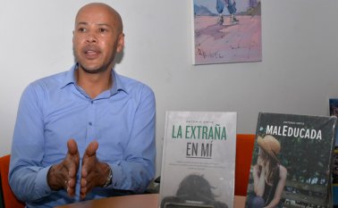 El escritor Antonio Ortiz estuvo en Cúcuta promocionando sus libros en los colegios. Compartió sus experiencias con los estudiantes y resolvió las dudas que le plantearon los jóvenes. Edinsson Figueroa