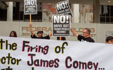 Manifestantes, en Los Ángeles, California, rechazaron el despido del director del FBI, James Comey, por el presidente de Estados Unidos, Donald Trump.
AFP