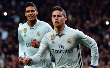 Por aspectos publicitarios con el número '10', Wayne Rooney, uno de los grandes ídolos del club y quien porta esa camisa, debería dejar el equipo para que James pueda ingresar al Manchester United. Archivo