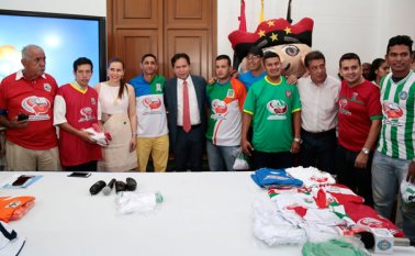 Con la entrega de los uniformes, hoy en la cancha sintética del barrio Chapinero se dará el pitido inicial al campeonato masculino y femenino de fútbol categoría abierta, ‘Por un Norte Productivo’. Cortesía