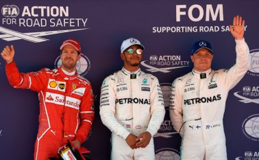 Hamilton (centro) ganó en el Circuit de Barcelona-Catalunya en el 2014. Este domingo saldrá escoltado por Sebastian Vettel (izquierda) y su compañero Kimi Raikkonen. AFP