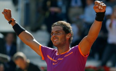 El español Rafael Nadal celebra tras vencer al serbio Novak Djokovic en un partido de semifinales del Abierto de Madrid. AP