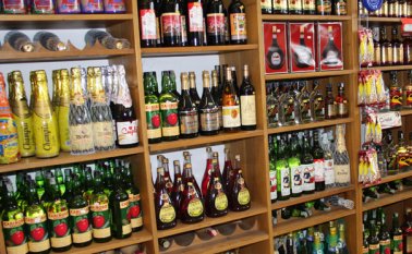 La adulteración del licor representa casi la mitad de estas bebidas ilegales, donde el 11% no es apto para el consumo humano. Archivo