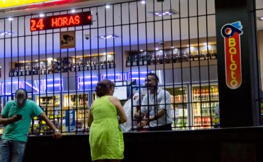 Las ventas de licor en general han disminuido producto de la recesión económica, el incremento del IVA y los altos impuestos que ha generado la Reforma Tributaria en los comercios.  Archivo