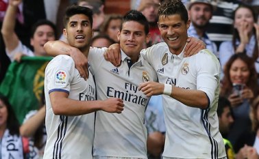 El padrastro de James Rodríguez aseguró que el jugador colombiano tendrá que tomar una decisión difícil para su futuro. AFP