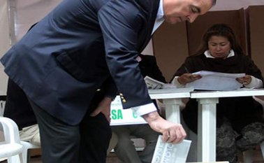 Las votaciones presidenciales avanzan en la Plaza de Bolívar de manera ágil y sin congestión. colprensa