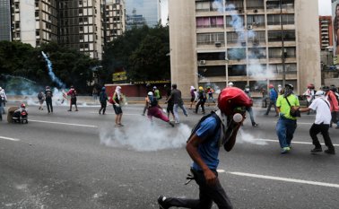 Los adversarios de Maduro exigen elecciones generales para anticipar su salida del poder y rechazan una Asamblea Constituyente convocada por él. AP