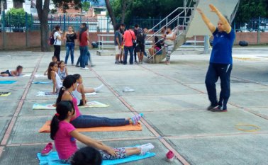 La entrenadora vallecaucana María Elena Martínez Reyes conoció el semillero de nadadoras que tiene Norte de Santander en el nado sincronizado, con las que trabajó durante el taller de capacitación. Cortesía
