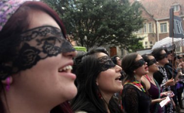 Hombres y mujeres marcharon este sábado en Bogotá, para criticar las posturas del Procurador Alejandro Ordóñez colprensa