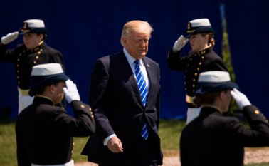 Trump juramentó a una promoción de nuevos cadetes de la Guardia Costera. Este fue su segundo discurso desde que asumió el cargo y se produce en medio de controversias tras el despido del director del FBI. AFP