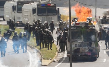 Fuertes choques de manifestantes con militares se registraron este jueves en Caracas. AFP