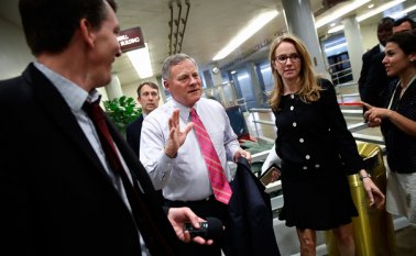 El presidente del comité senatorial de Inteligencia Richard Burr (centro) dijo que el exasesor de Seguridad Nacional, Michael Flynn, no estaba cooperando con la investigaciónsobre la interferencia rusa en las elecciones presidenciales. AFP