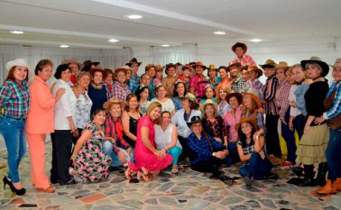 La mayoría de cumpleañeras fue vestida de vaqueras. Cortesía