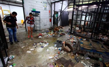 Solo desperdicios dejaron los saqueos a esta tienda de San Antonio, asaltada por motociclistas armados que siembran el terror en Venezuela y que los ciudadanos asocian al gobierno. AFP