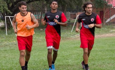 Juan Carlos Quintero, Juan Camilo Angulo y Mateo Fígoli, trotan durante un entrenamiento del equipo motilón. Archivo