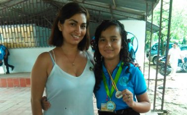 Yulitza Balaguera, campeona del concurso de deletreo del inglés, aparece junto a su profesora de idiomas, Diana Lisette Pallares Sarabia. Cortesía