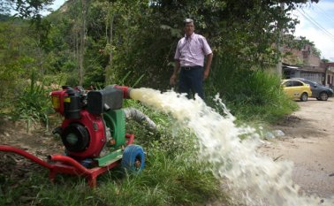 Los Bomberos de Ocaña, con la ayuda de motobombas, retiraron el agua estancada en el sector El Carbón de Ocaña. El hecho se presentó por el taponamiento de los sistemas de desagüe. Javier Sarabia