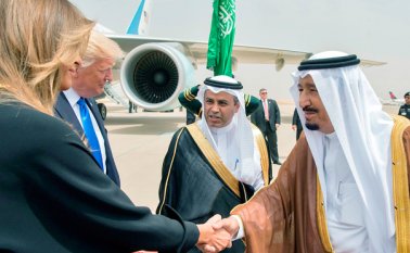 El rey Salman recibió al presidente Donald Trump, acompañado de su esposa Melania, en la alfombra roja desplegada a los pies del Air Force One. AFP