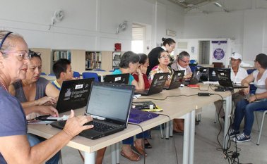 Durante una hora, todos los días, los inscritos van a la biblioteca pública de Los Patios y aprenden sobre los principios de la era digital. Cortesía