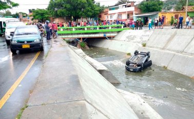La caída de vehículos al Canal Bogotá es una situación que ocurre de manera regular en Cúcuta. Andrés González