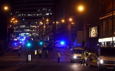 Afuera del Manchester Arena la preocupación fue notoria. AFP