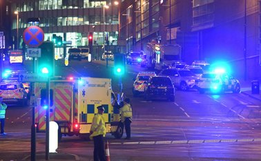 Los asistentes al concierto cayeron en pánico después de un estallido que se registró al final del concierto, que es parte de la gira Dangerous Woman, de Grande.  AFP