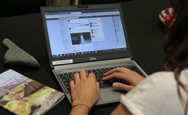 La compañía liderada por Marc Zuckerberg paga este año un sueldo promedio mensual de US$8.000 a los pasantes, además de otros beneficios como: transporte, comida gratis, snacks, y alojamiento con baño propio. Archivo