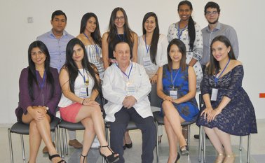 Carlos Polo, Ana María Castro, Fernanda Rueda, Laura Ramírez, Lorena Palomino y Santiago Durán. Sentados: Paola Manjarrez, Karen Gómez, Edgar Salgar Villamizar, Sara Delgado y Vivian Rodríguez. Cortesía