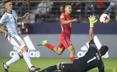 Argentina necesita obligatoriamente un triunfo por goleada ante Guinea, que empató (1-1) ante Inglaterra, y aún así deberá esperar otros resultados para ver si es una de las cuatro mejores terceras. AP