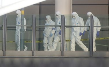 Investigadores forenses caminan por un puente que une el Victoria Station con el Manchester Arena, tras una explosión durante un concierto en la víspera, en Manchester, Inglaterra. AP