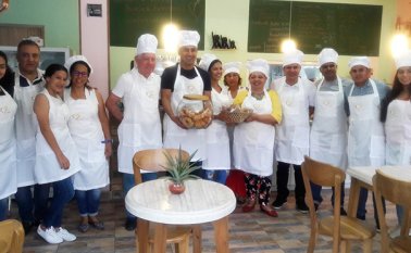 Marcos Gabriel Morales Soto al lado de socios del club y el alcalde de Los Patios, Diego González. Cortesía