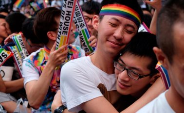 Centenares de personas se reunieron en Taipei para celebrar la decisión de la justicia taiwanesa. AFP