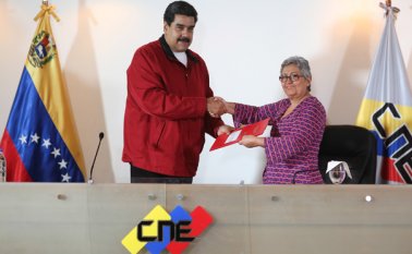El presidente Nicolás Maduro entregó la propuesta de Asamblea Constituyente a Tibisay Lucena, presidenta del Consejo Nacional Electoral. AFP