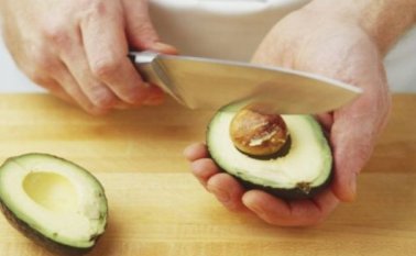 Aunque para algunas personas pueda parecer insólito, o hasta incluso absurdo, esto ha llevado a algunos expertos a sugerir que la fruta incluya una calcomanía de advertencia. Internet