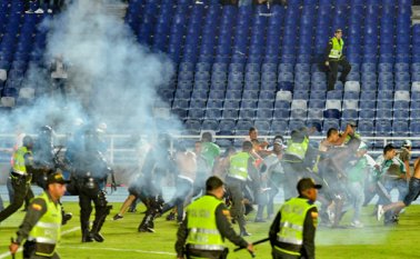 La grama del estadio Pascual Guerrero fue invadido por las barras bravas. El País
