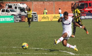 Momento en el que Henry Hernández remata para conseguir el primer gol del Cúcuta frente a Alianza Petrolera. Archivo