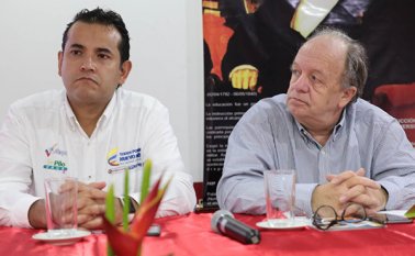 Andrés Vásquez (izquierda), presidente del Icetex, y Roberto Sarama, profesor de la Universidad de los Andes, presentaron el proyecto. Obando